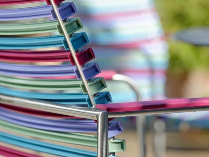 Detailansicht eines farbigen Valencia Gartenstuhls aus Kunststoff von Hunn Gartenmöbel